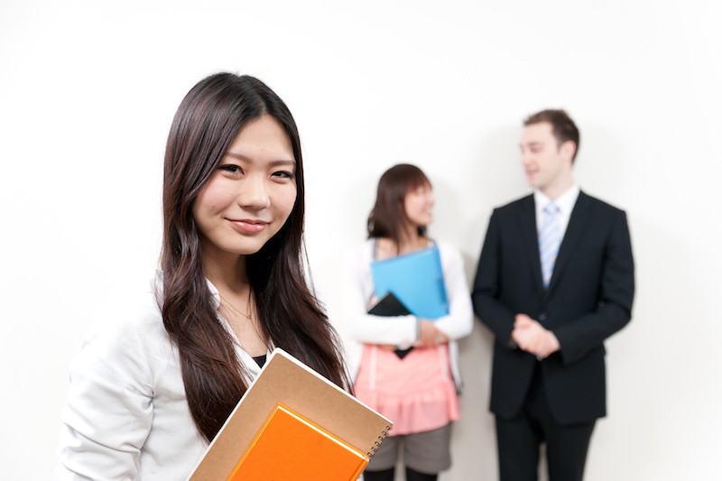 ファイルを持った女性